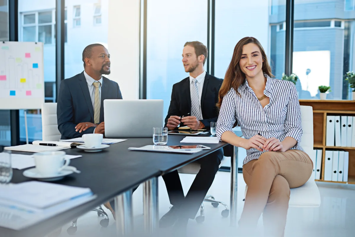 Equipo diverso trabajando junto en una mesa de oficina