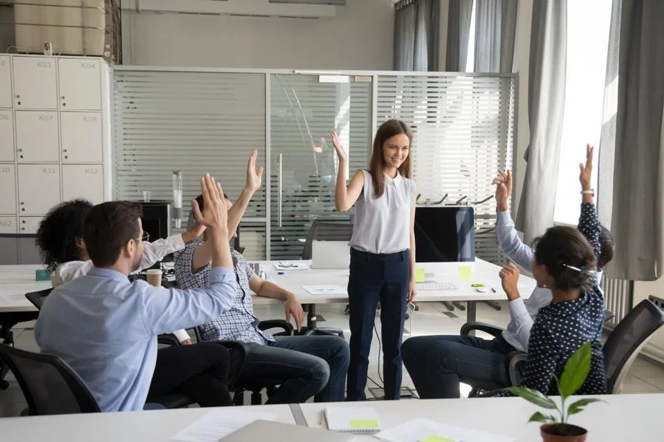 Reunión de equipo en un ambiente laboral seguro y colaborativo